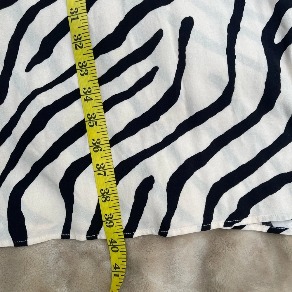 H&M Black and White Striped Maxi Dress size XS

He has a static at the waist. - Picture 6 of 10